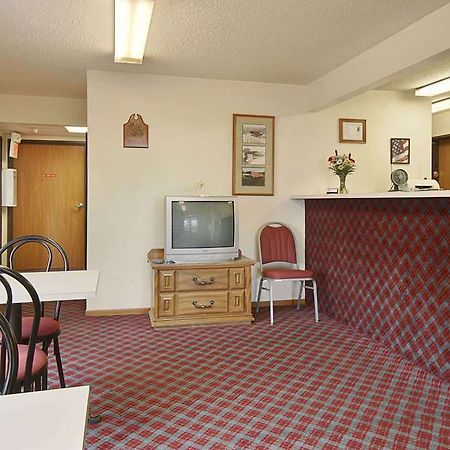 Super 8 Winterset Otel Restoran fotoğraf