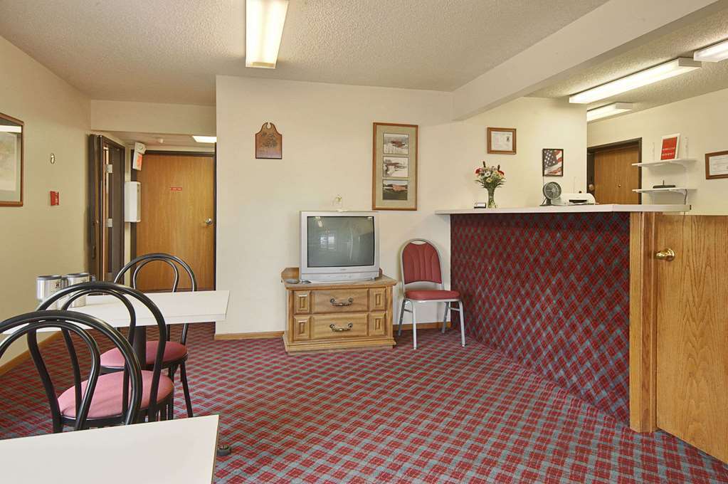 Super 8 Winterset Otel Restoran fotoğraf